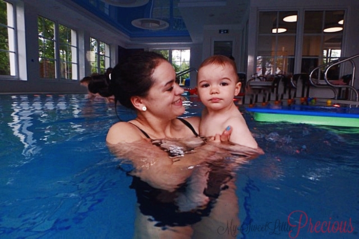 mama i dziecko na basenie