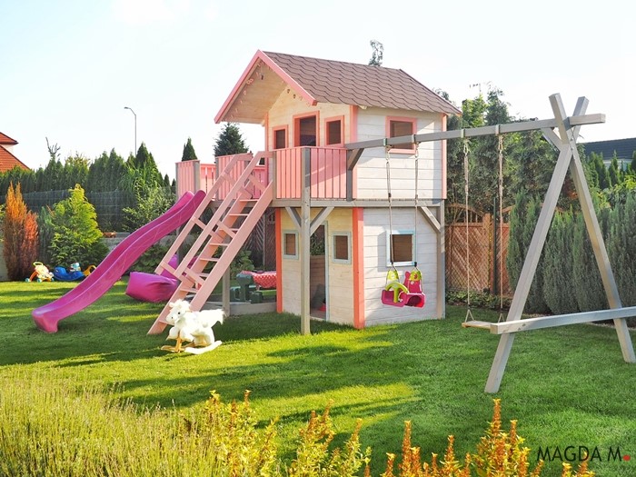 drewniany piękny plac zabaw drewniany domek dla dzieci